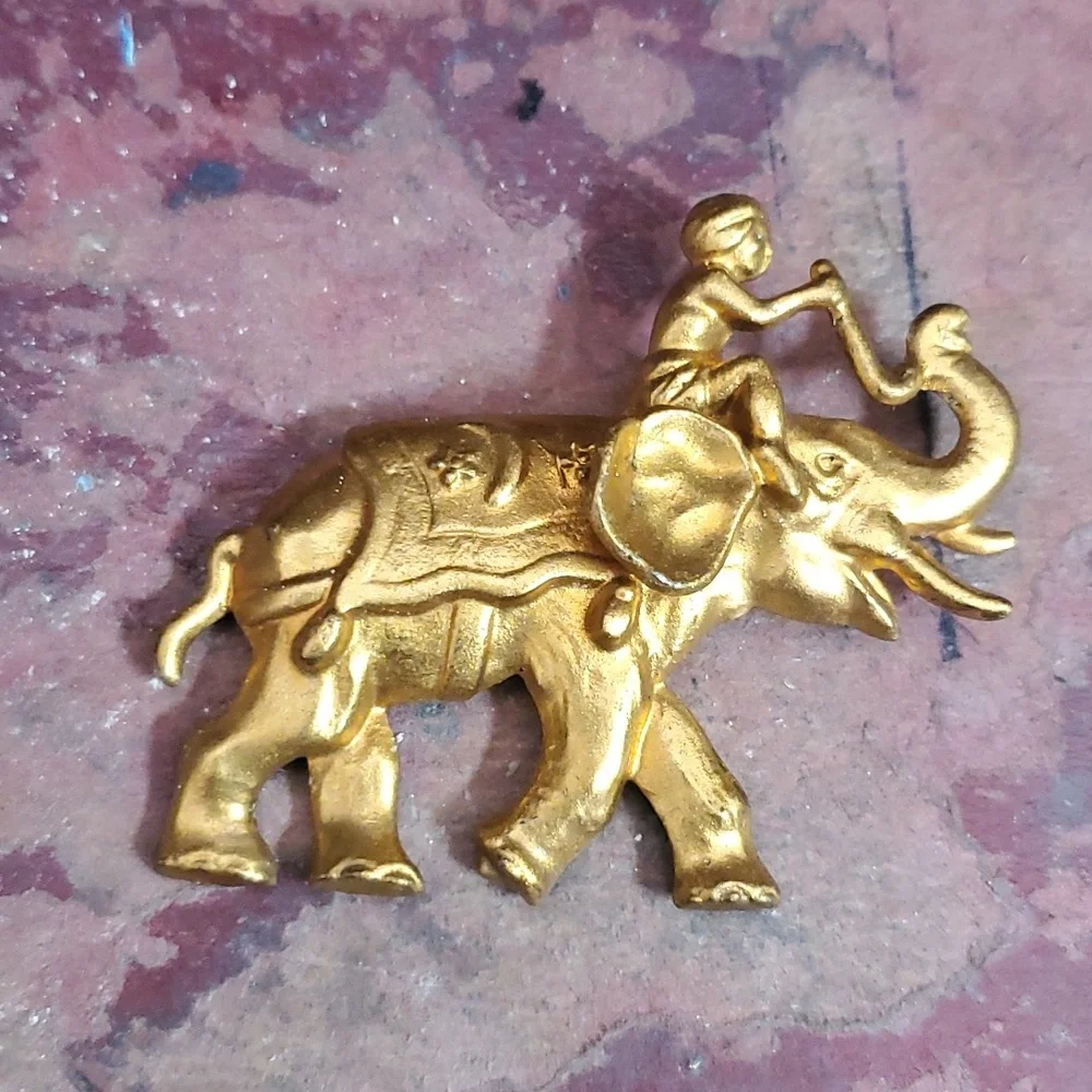 Large vintage elephant brooch DY876